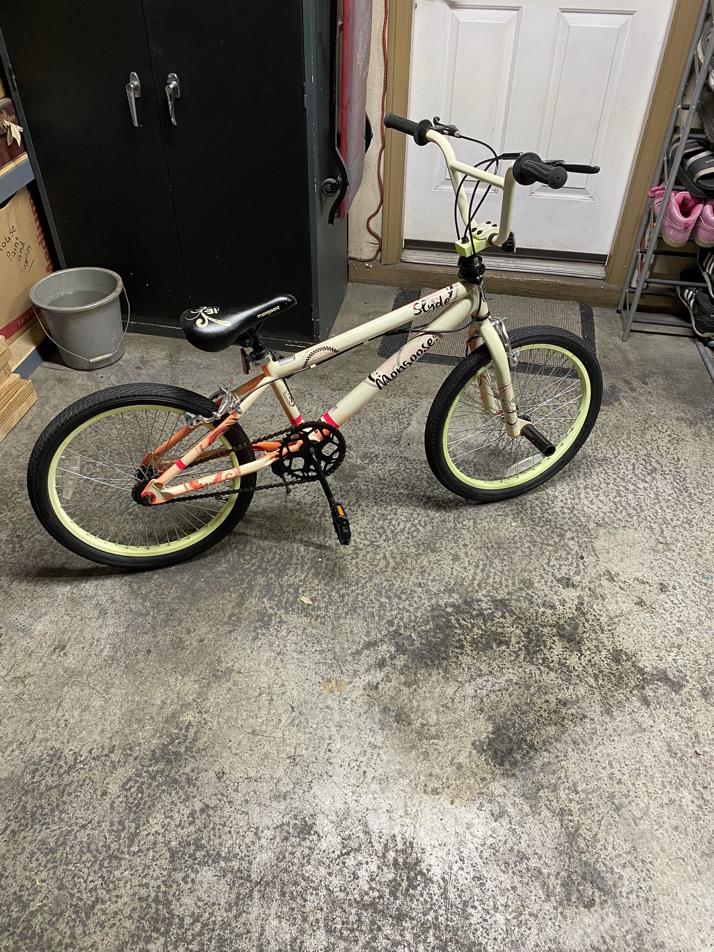 Mongoose Slyde 20 In. Girls Freestyle Bike