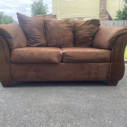 ($175) Free Delivery 🚚 | Loveseat Couch