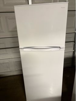 10 cubic feet white color fridge. Hair brand.