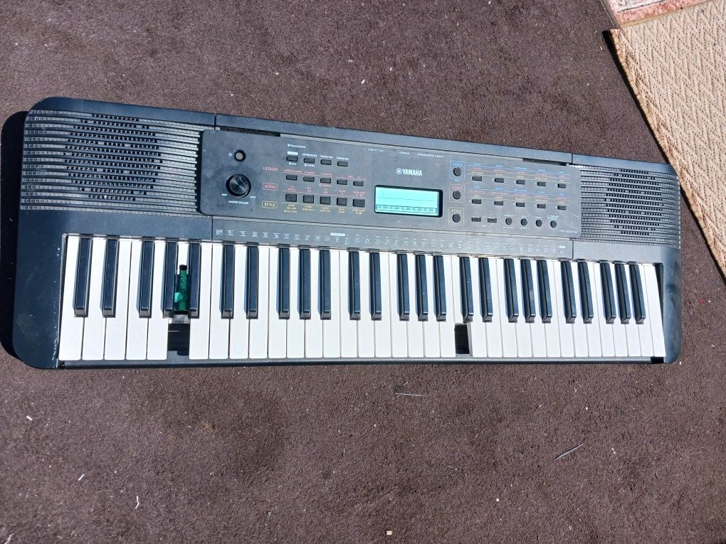 YAMAHA Piano Keyboard. READ.
