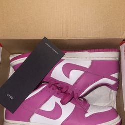 fushía pink dunks