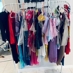  ⸻  🎭 Kids Dress-Up Costume Rack – 40+ Princess & Pirate Costumes! (One Lot) 🎭 