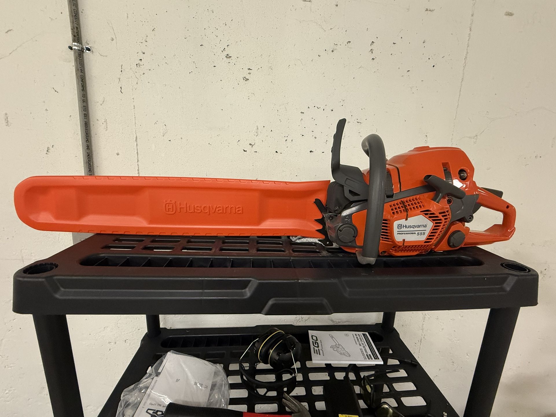 Husqvarna 555 Gas Chainsaw, 60cc 4.16 HP 2-Cycle X-Torq Engine, 24 Inch Chainsaw With X-Cut Chain