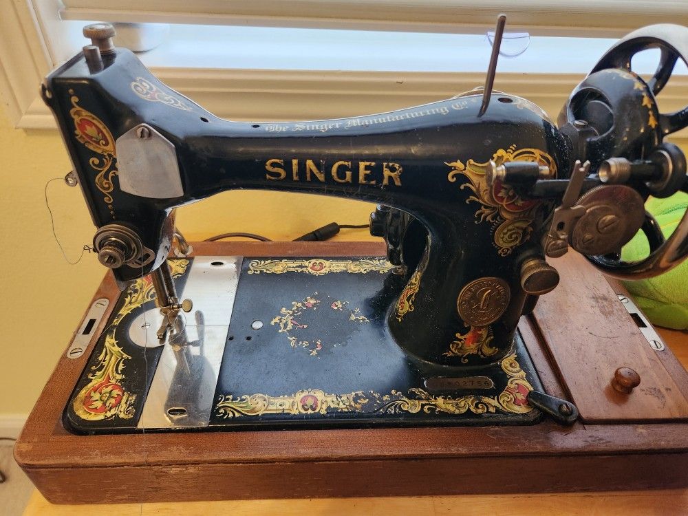 Antique Singer 128 Sewing Machine With Cabinet