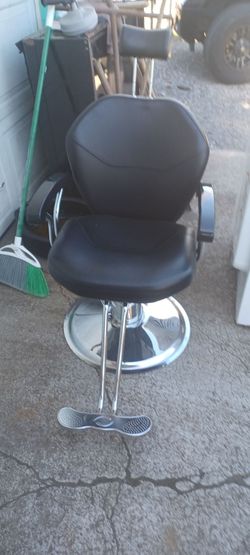 Really nice condition Barbers chair. Made my artist Hand