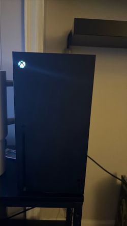 Xbox Series x 1tb storage. With power cable and hdmi cable. Also Controller