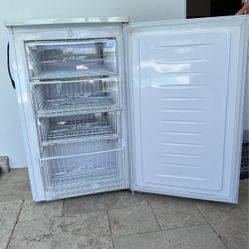 Avanti Mini freezer