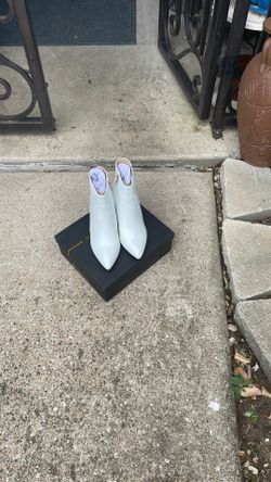 New In Box Woman White Ankle Boots 