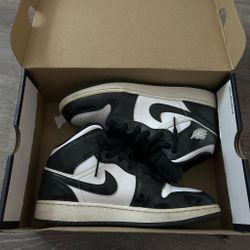Jordan mids black and white size 6.5 youth