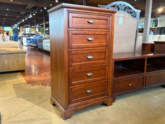 UNIVERSAL FURNITURE Lulea Cove 5-Drawer Dresser w/ Cup Style Hardware