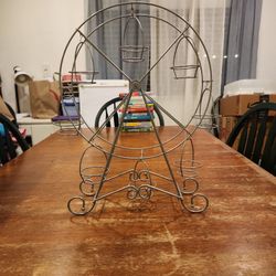 Cupcake Ferris wheel holder