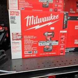 Milwaukee M18 Brushless Impact Driver Kit
