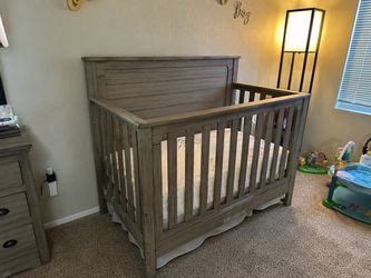 Wooden Baby Crib / Cuna