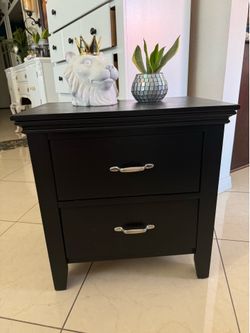1 night stand in good condition