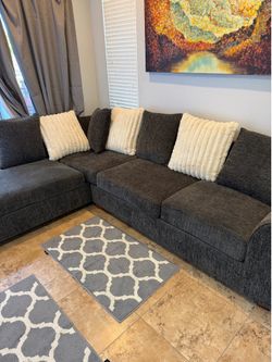 Sofas like new no tears or nothing