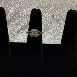 USED 14 KT CLUSTER RING 