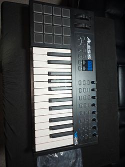 Alesis VI25