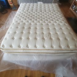 🛏️ Saatva Classic Queen Mattress – Luxury Firm (Like New)