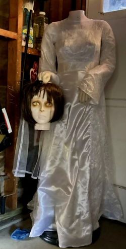 Halloween Headless Bride Animatronic