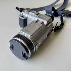 Sony Cyber-Shot DSC F707 Camera Bundle