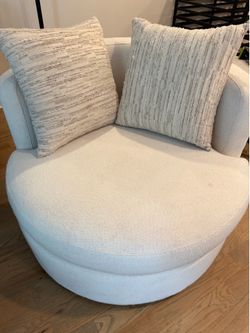 Pottery Barn Balboa Swivel Chair – Performance Bouclé Ivory