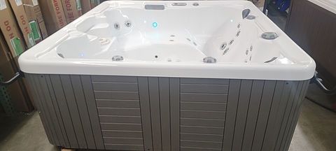 2016 Marquis Hollywood hot tub