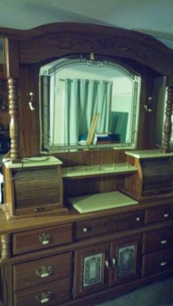 2 piece Vanity & Dresser/ Hutch