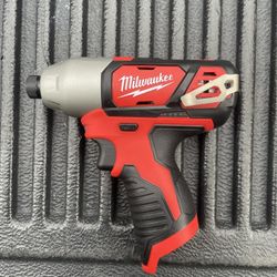 Milwaukee M12 1/4″ Impact Driver – Bare Tool Milwaukee M12 Destornillador de Impacto 1/4″ – Solo la herramienta