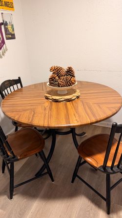 Round dinner table