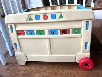 Step 2 Toy box Storage With Wheels In Great Like New Condition 