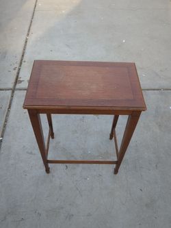 Small vintage side table/lamp table