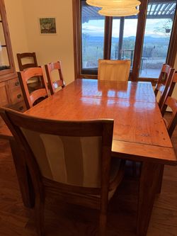 Dining table & 8 chairs