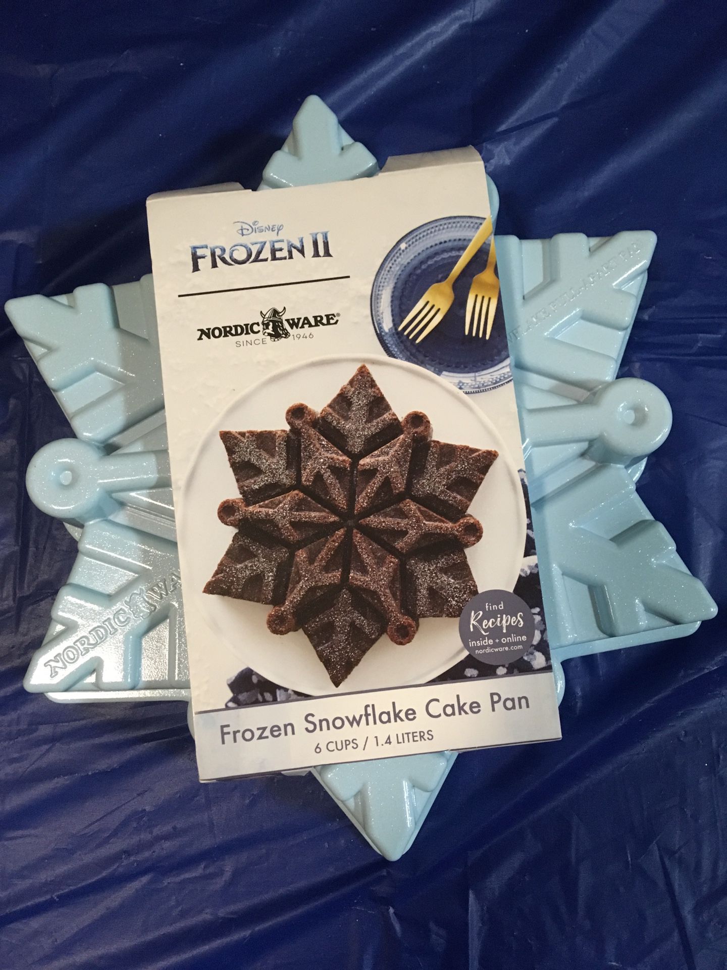 Brand new Disney Frozen Nordic Ware snowflake Bundt cake pan
