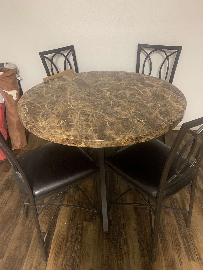 DINING ROOM TABLE & CHAIRS / 2 TABLES, COFFE TABLE, SMALL SECTIONAL
