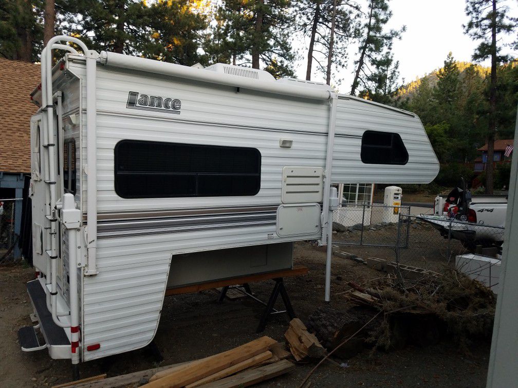 2005 Lance 820 cabover camper