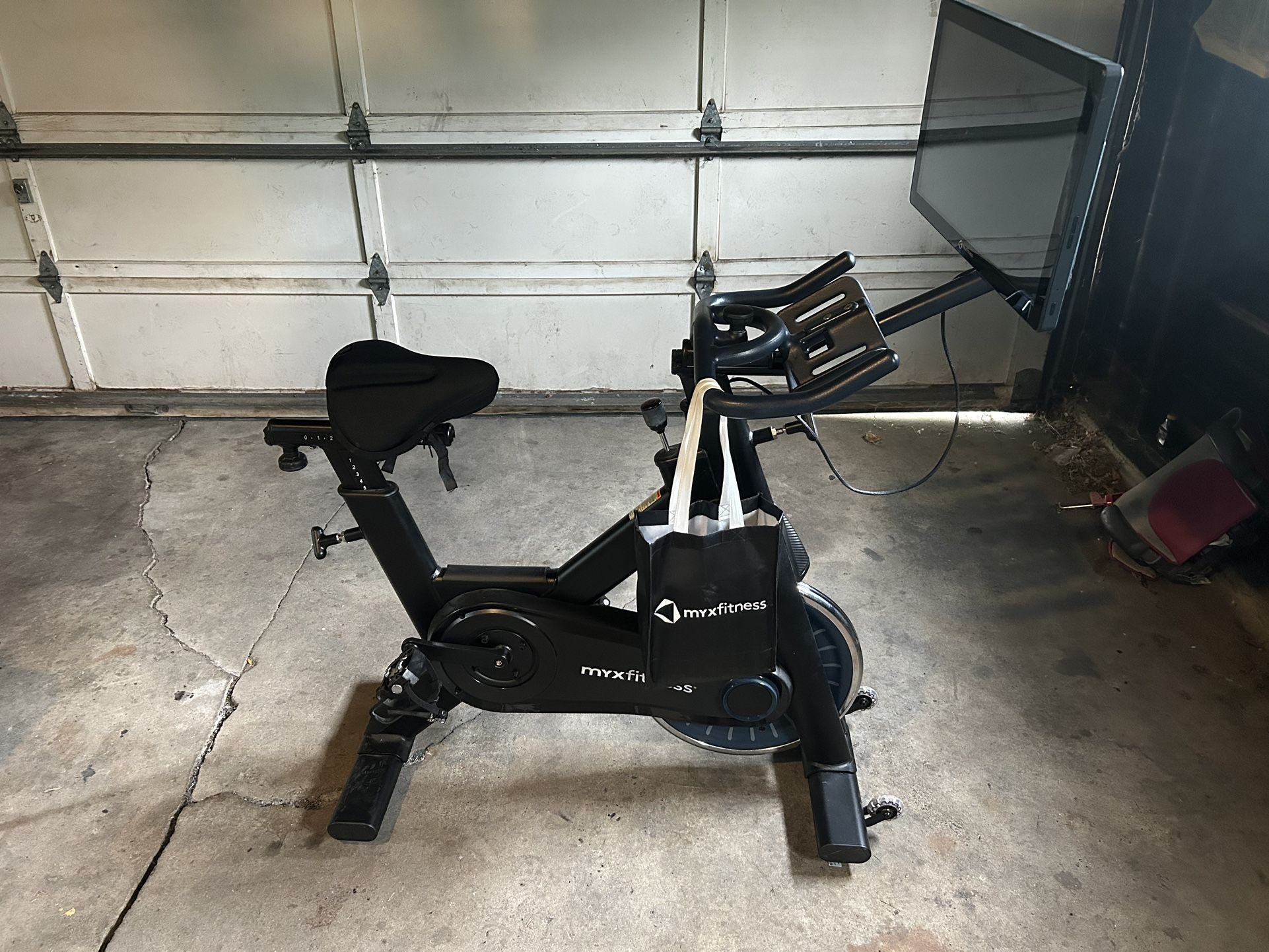 MYX FITNESS II Plus Bike, Connected Fitness (OBO)