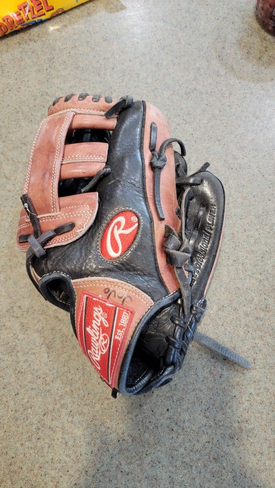 11-in Rawlings Gold Glove Baseball Glove Broken In