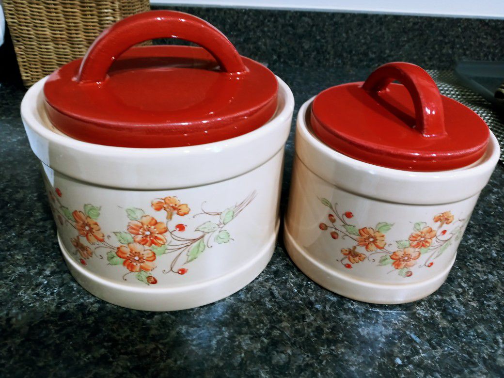 2 kitchen cannisters