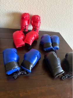 Mini boxing 🥊 gloves only used for decorative can not be used on hands but can display on car mirror brand new