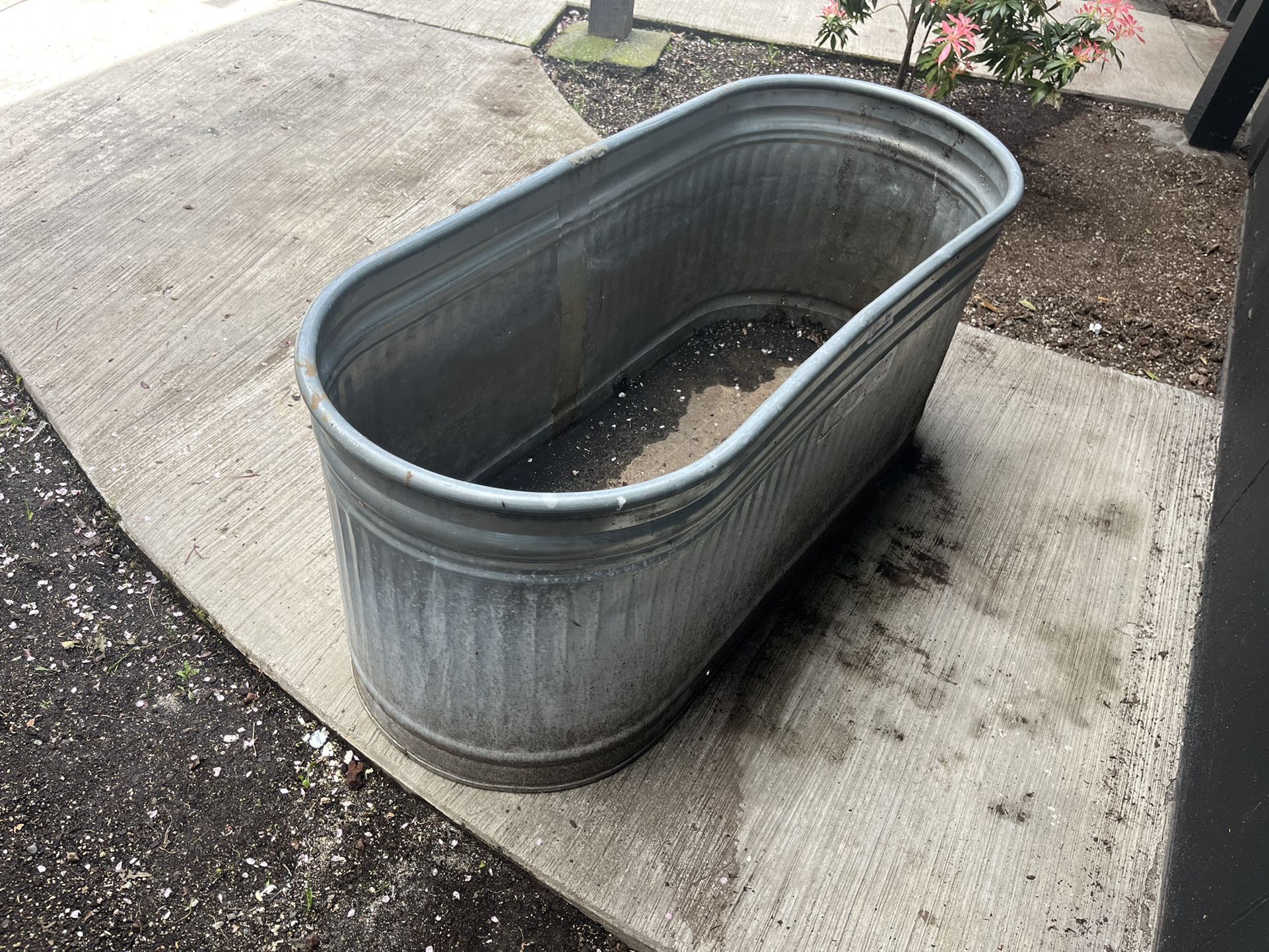 White Bath Tub possible Horse Trough for Sale in Las Vegas, NV - OfferUp