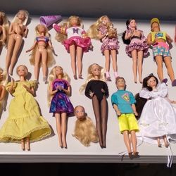 Huge Box Of Vintage 80s And 90s Era Barbies And Outfits. for Sale in  Oakland, CA - OfferUp