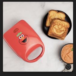 Uncanny Brands Sesame Street Elmo Single Sandwich Maker - Sesame Street Kitchen Appliance.