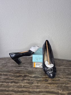 Life Stride Women's Stitching, Buckle & Strap Accent Pump Size 7N Black Patent
