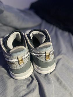 Gray Low-Top Lebron basketball shoes