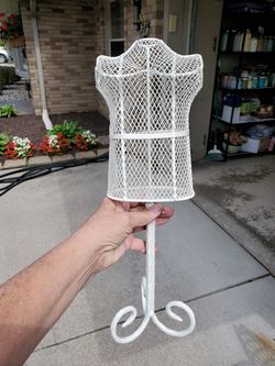 Metal jewelry stand