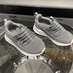 The Children Place/Toddler Boys Running Sneakers /Size  #6/Like New