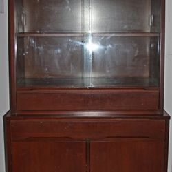 Mid-century China Hutch Distinctive Furniture By Stanley