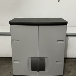 Rubbermaid 24-in W x 27-in H x 14-in D Wall-mounted Plastic Garage Cabinet in Gray