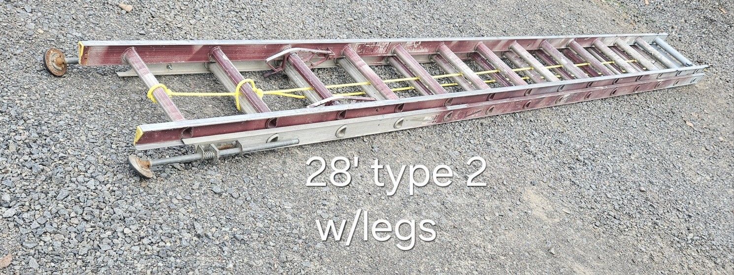 28' Werner ladder-type 2(225#)-w/legs