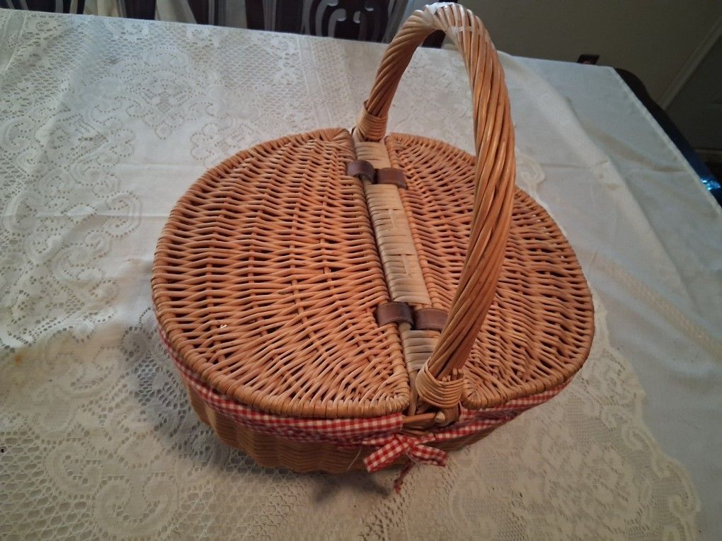 PICKNICK BASKET